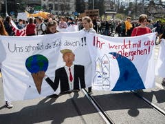 Alle werden mit untergehen: Teilnehmende der Klima-Demonstration in Bern. (Bild: KEYSTONE/EPA KEYSTONE/PETER SCHNEIDER)