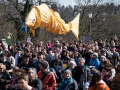 Auch Fischen bekommt der Klimawandel schlecht: Demonstration in Bern. (Bild: KEYSTONE/PETER SCHNEIDER)