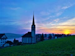 Farbliche Abendstimmung beim Sonnenuntergang. (Bild: Urs Gutfleisch (Eich, 7. April 2019)