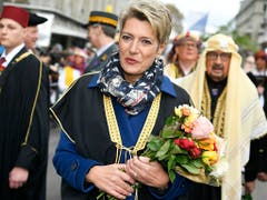 Bundesrätin Karin Keller-Sutter am Sechseläuten-Umzug 2019. (Bild: KEYSTONE/WALTER BIERI)