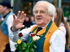Fussball-Experte Gilbert Gress marschiert gut gelaunt am Sechseläuten-Umzug mit. Seine Heimatstadt Strassburg ist als Gast geladen. (Bild: KEYSTONE/WALTER BIERI)