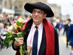 Roland Ries, Oberbürgermeister von Strassburg, entzündete den Böögg-Scheiterhaufen am Sechseläuten 2019. (Bild: KEYSTONE/WALTER BIERI)