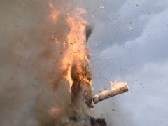 Der Böögg wird ein Opfer der Flammen. Nach 17 Minuten und 44 Sekunden verlor der Schneemann seinen Kopf. Dies lässt auf einen mittelprächtigen Sommer hoffen. (Bild: KEYSTONE/ENNIO LEANZA)
