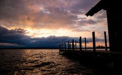 Sonnenuntergang über dem Zugersee. (Bild: Daniel Hegglin, Zug, 7. April 2019)