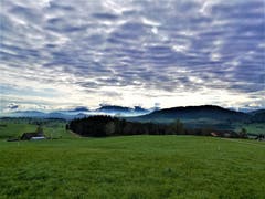 Wunderbare mystische Morgenstimmung mit den Schafswolken über dem Himmel. (Bild: Urs Gutfleisch, Malters, 8. April 2019)