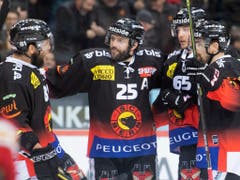 Berns Torjubel mit Thomas Ruefenacht, Andrew Ebbett, Ramon Untersander, Mark Arcobello (von links) im siebten Playoff-Halbfinalspiel gegen Biel (Bild: KEYSTONE/MARCEL BIERI)