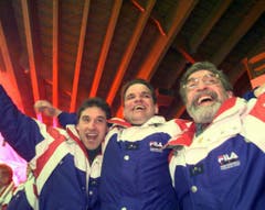 Jubeln auf der Spielerbank, noch bevor das Spiel abgepfiffen ist: EVZ-Trainer Sean Simpson (Mitte) mit EVZ-Präsident Fredy Egli (rechts). (Bild: Arno Balzarin/Keystone, Davos, 11. April 1998)