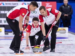 Sven Michel (rechts) und Valentin Tanner begleiten den Stein ihrer Nummer 4 Benoît Schwarz (Bild: KEYSTONE/AP The Canadian Press/PAUL CHIASSON)