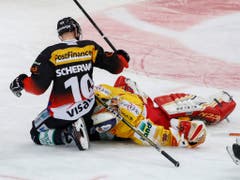 Biels Goalie Jonas Hiller (rechts) liegt nach einem Zusammenprall mit Berns Tristan Scherwey (links) nach dem Berner 2:0 am Boden und musste sich bis zum Ende des Startdrittels ersetzen lassen (Bild: KEYSTONE/PETER KLAUNZER)