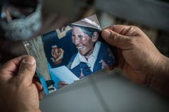 Beni hält das Foto von Dominga in den Händen: Die Freude von seiner leiblichen Mutter über den wiedergefundenen Sohn ist unbeschreiblich.