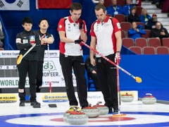 Peter De Cruz (links) und sein Vizeskip Sven Michel wurden von den Japanern vor knifflige Aufgaben gestellt (Bild: KEYSTONE/AP The Canadian Press/PAUL CHIASSON)