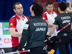 Sven Michel nimmt die Gratulationen des japanischen Skips Yuta Matsumura entgegen (Bild: KEYSTONE/AP The Canadian Press/PAUL CHIASSON)