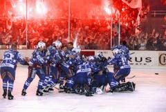 Jubel bei den EVZ-Spielern nach dem Gewinn des Titels. (Bild: Arno Balzarini/Keystone, Davos, 11. April 1998)