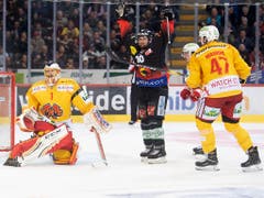 Tristan Scherwey (Bildmitte) bejubelt das 1:0 für den SC Bern (Bild: KEYSTONE/MARCEL BIERI)