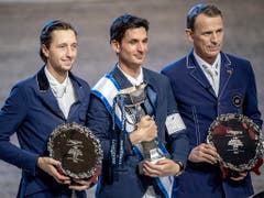 Der Sieger Steve Guerdat, umrahmt von Martin Fuchs (links) und Peder Fredricson. (Bild: KEYSTONE/EPA TT NEWS AGENCY/BJORN LARSSON ROSVALL)