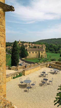 Lourmarin vom Schloss aus betrachtet: Es zählt zu den schönsten Dörfern Frankreichs und zog berühmte Künstler an.