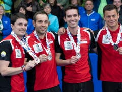 Die wackeren vier von der WM in Lethbridge (von links): Benoît Schwarz, Sven Michel, Skip Peter De Cruz, Valentin Tanner (Bild: KEYSTONE/AP The Canadian Press/PAUL CHIASSON)