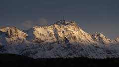 Nach dem Regen/Schnee kommt wieder die Sonne. Der frisch eingeschneite Säntis im Abendlicht von Teufen aus. (Bild: Peter Lutz)