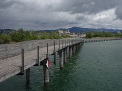 Holzsteg und Altstadt von Rapperswil mit bedrohlich dunklem Himmel wegen der nächsten Schauerzelle. (Bild: Hubert Koch)