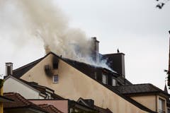 Es brennt im Dachstock des Hotels Schlüssel. (Bild: Jakob Ineichen, 2. Mai 2018)