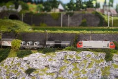 Die Züge schlängeln sich elegant durch die Landschaft im Miniaturformat. (Bild: Boris Bürgisser, Schenkon, 1. Mai 2019)