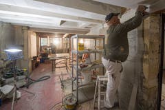 Blick in das vormalige Restaurant Vrenelis Gärtli, wo bereits fleissig gearbeitet wird. (Bild: Boris Bürgisser, 1. Mai 2019)