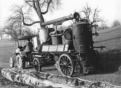 Der Schnapsbrenner kommt zum Bauern für den Hausbrand. (Bild: Hans. R. Schläpfer/ LZ Archiv, 1959)