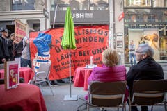 Eine Gruppe junger Autonomer protestierte im 1.-Mai-Umzug gegen das HSG-Symposium. Das "Little WEF" gehöre als Teil des Kapitalismus auf den Müllhaufen der Geschichte, hiess es auf ihrem Transparent. (Bild: Urs Bucher - 1. Mai 2019)