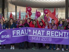 Der Tag der Arbeit wurde nämlich auch in den Dienst des Frauentags vom 16. Juni gestellt: So wurde etwa auch wie in Basel mit violetten Plakaten für den nationalen Frauenstreik mobilisiert. (Bild: KEYSTONE/GEORGIOS KEFALAS)