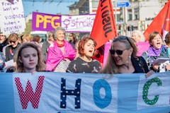 In der Frauengruppe an der Spitze des St.Galler 1.-Mai-Demonstrationszuges. (Bild: Urs Bucher - 1. Mai)
