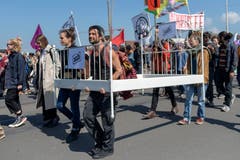 Ein Demonstrationszug in Basel. (KEYSTONE/Georgios Kefalas)