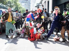 In Zürich waren am 1. Mai einige Demonstrationsteilnehmende als Clows verkleidet unterwegs. Eine von ihnen wurde festgenommen, weil sie ein Polizeiauto beschädigt hatte. (Bild: KEYSTONE/ENNIO LEANZA)