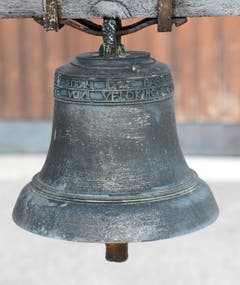 Das 1694 gegossene Glöcklein mit Teil der Inschrift. Bild: Hansruedi Rohrer