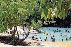 Zur Hochsaison gibt es kaum Platz im Emerald Pool in Krabi.
