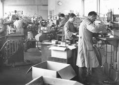 Apparatebau in der Fabrikationshalle der Mapex in Giswil im Jahr 1965. Hier wurden z.B. Telefonglocken gebaut. (Bild: Amstutz/ LZ Archiv)