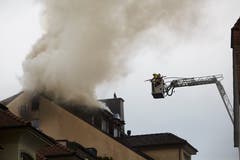 Die Feuerwehr versucht den Brand im Dachstock des Hotels Schlüssel zu löschen. (Bild: Jakob Ineichen, 2. Mai 2018)
