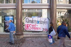 Eine klare Schuldzuweisung der Juso am Schaufenster der UBS-Filale am Multertor. (Bild: Urs Bucher)