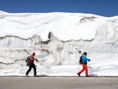 Noch liegt neben der Strasse auf dem Oberalp genügend Schnee für diese zwei Skitourengänger. (Bild: Alexandra Wey / Keystone, 1. Mai 2019)