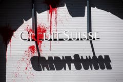 Eine Filiale der Bank Credit Suisse wurde in Zürich mit einem mit roten Farbbeutel beworfen. (KEYSTONE/Ennio Leanza)