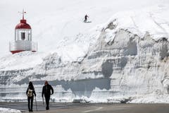 Meterhoch türmen sich die Schneemassen auf dem Oberalppass. (Bild: Alexandra Wey / Keystone, 1. Mai 2019)