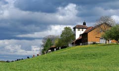 Einmal die untypische Rückseite des Schloss Dottenwil. (Bild: Walter Schmidt)