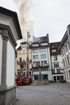 Die Feuerwehr versucht den Brand im Dachstock des Hotels Schlüssel zu löschen. (Bild: Jakob Ineichen, 2. Mai 2018)