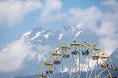 Das Riesenrad mit dem Pilatus im Hintergrund (Bild: Urs Flüeler/Keystone, 1. Mai 2019)