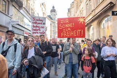 So gut gemischt wie in diesem Jahr war der 1.-Mai-Demonstrationszug in St.Gallen schon lange nicht mehr: Neben Frauen, einer starken kurdischen Delegation sowie Gewerkschaftsmitgliedern zogen auffällig viele junge Leute durch die Gassen der Innenstadt. (Bild: Urs Bucher - 1. Mai 2019)