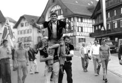 Hans Schnider aus Rothenburg, der Sieger des Innerschweizerischen Schwingfest 1979 in Unterägeri – Feierlicher Empfang im Flecken Rothenburg. (Bild: Schwingklub Rothenburg)