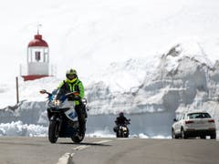 Bahn frei für Auto und Motorradfahrer auf dem Oberalppass - dafür mussten mehrere hundert Tonnen Schnee weggefräst werden. (Bild: Alexandra Wey / Keystone, 1. Mai 2019)