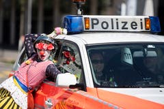 Kundgebungsteilnehmer laufen in Zürich im Zeichen des Frauenstreiks als Clownin verkleidet durch die Strassen. (KEYSTONE/Ennio Leanza)