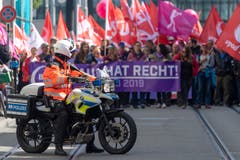 Ein Polizist beobachtet den Demonstrationszug in Basel. (KEYSTONE/Georgios Kefalas)
