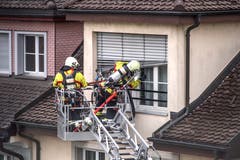 Die Feuerwehr kontrolliert, ob sich Personen im Haus befinden. (Bild: Pius Amrein, 2. Mai 2018)