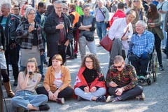 Für die Ansprachen am 1. Mai kann man es sich auch gemütlich machen, und sei es auf dem Asphalt vor der Grabenhalle. (Bild: Urs Bucher - 1. Mai 2019)